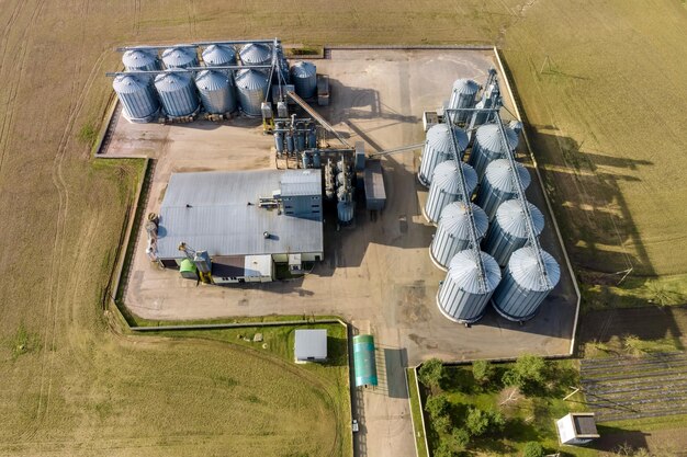 Luchtfoto van agro-industrieel complex met silo's en graandrooglijn