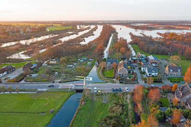 Foto luchtfoto van ankeveen en de ankeveense plassen in nederland bij zonsondergang