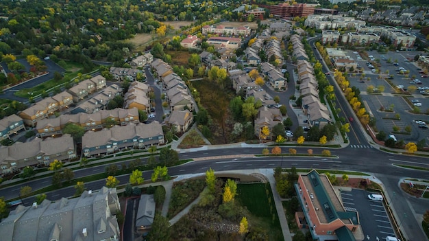 Luchtfoto van appartementencomplex in de herfst.