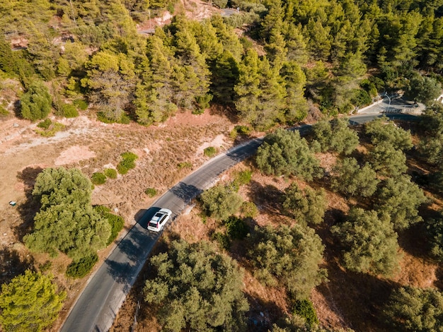 Luchtfoto van auto die over de weg rijdt op het eiland lefkada, griekenland