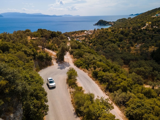 Luchtfoto van auto die over de weg rijdt op het eiland Lefkada