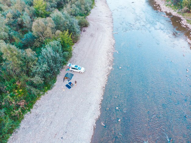 Luchtfoto van auto kamperen in de buurt van bergrivier