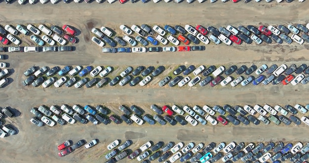 Luchtfoto van autoveiling, veel gebruikte auto's geparkeerd op een parkeerplaats