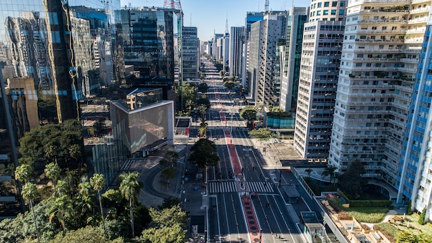 Luchtfoto van Av Paulista in Sao Paulo SP Hoofdstraat van de hoofdstad Zondagdag zonder auto's met mensen die op straat lopen