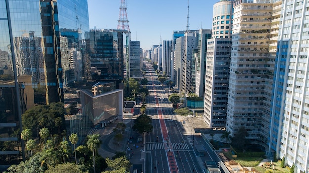 Luchtfoto van Av Paulista in Sao Paulo SP Hoofdstraat van de hoofdstad Zondagdag zonder auto's met mensen die op straat lopen