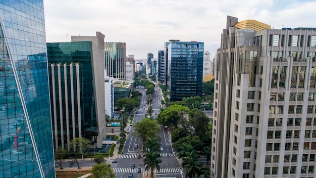 Luchtfoto van Avenida Brigadeiro Faria Lima Itaim Bibi Iconische commerciële gebouwen op de achtergrond met spiegelglas