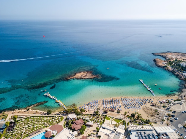 Foto luchtfoto van badplaats met blauwe zee