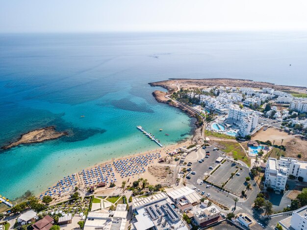 Luchtfoto van badplaats met blauwe zee