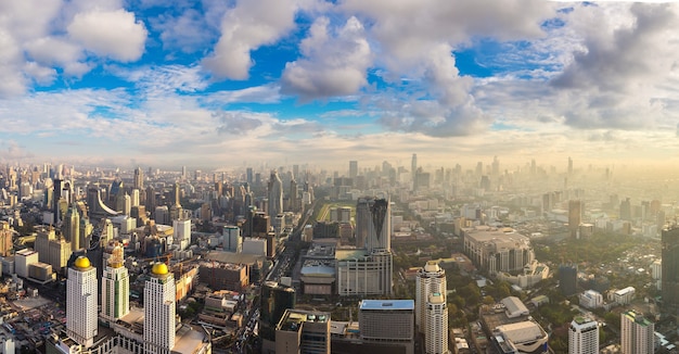 Luchtfoto van Bangkok bij zonsondergang op een bewolkte hemel