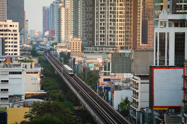 Foto luchtfoto van bangkok moderne kantoorgebouwen condominium woonruimte in de stad bangkok