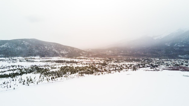 Luchtfoto van bergen en Dillon Reservoir in de winter.