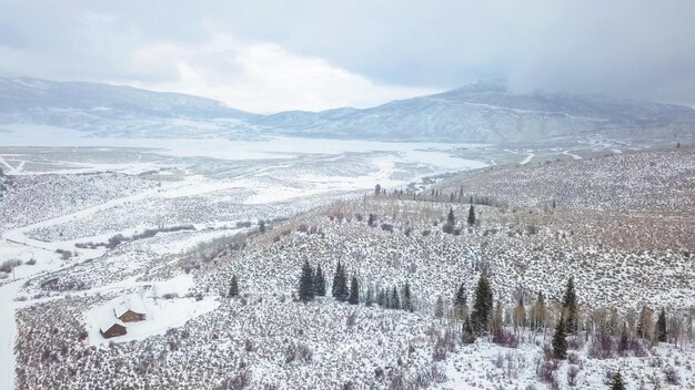 Luchtfoto van bergen in de winter.