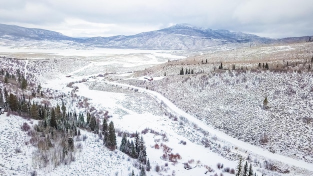 Luchtfoto van bergen in de winter.