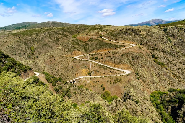 Luchtfoto van bergweg kronkelende de heuvel. Spanje.