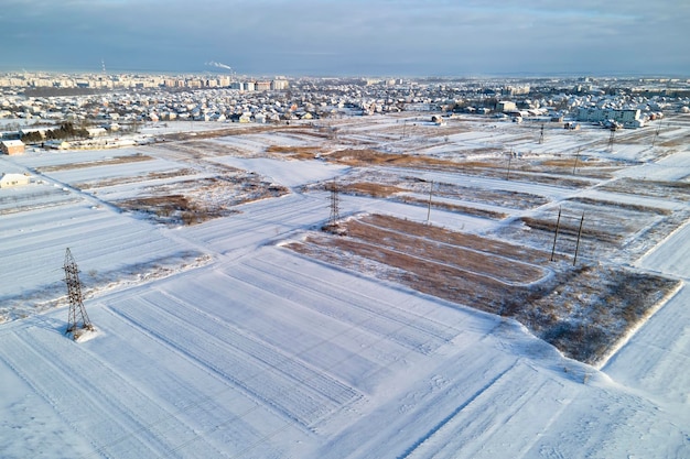 Luchtfoto van besneeuwde landbouwvelden met kaal oppervlak in de winter