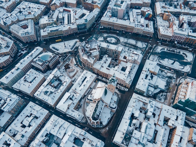 Luchtfoto van besneeuwde stadsblokken in het centrum van lviv, direct erboven