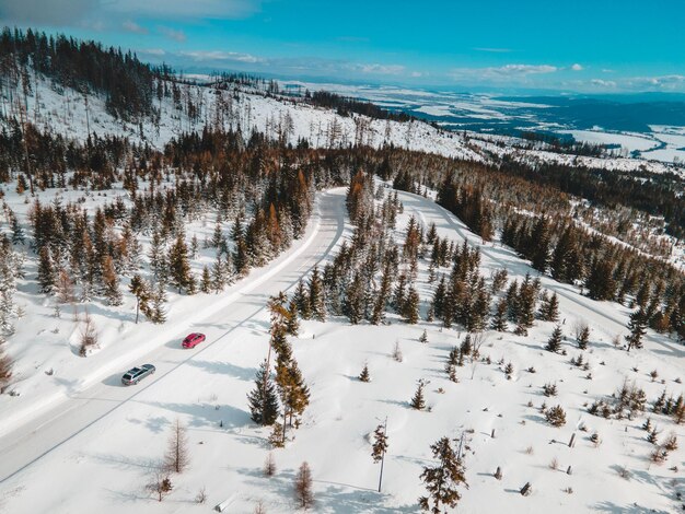 Luchtfoto van besneeuwde weg in tatra gebergte auto reizen concept