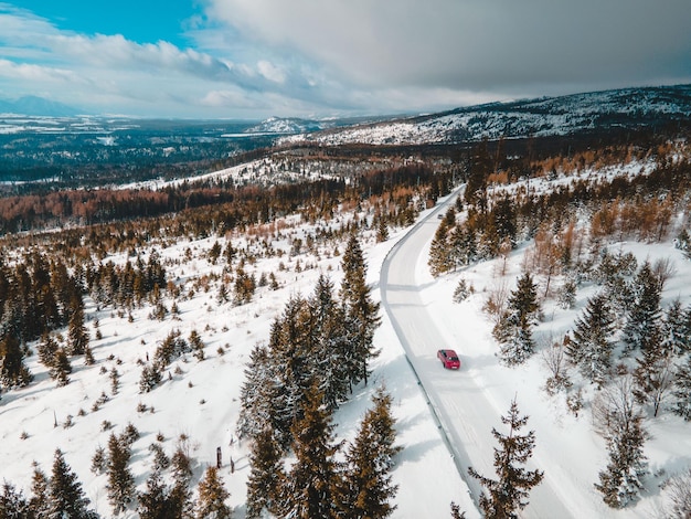 Luchtfoto van besneeuwde weg in tatra gebergte auto reizen concept