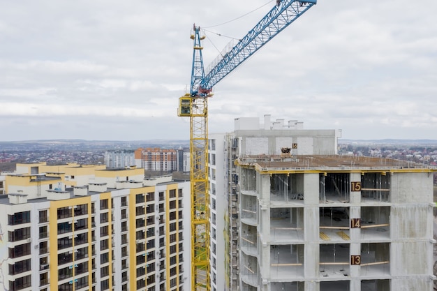 Luchtfoto van betonnen frame van hoog flatgebouw in aanbouw in een stad.