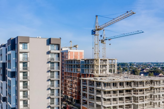 Luchtfoto van betonnen frame van hoog flatgebouw in aanbouw in een stad.