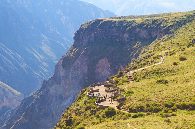 Luchtfoto van bezoekers die Andes-condors bekijken vanaf het balkon van Colca Canyon Arequipa Peru