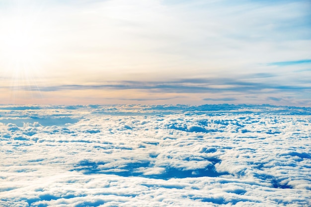 Luchtfoto van blauwe lucht met lagen witte pluizige cumulus en cirruswolken