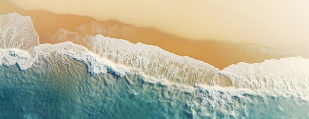 Luchtfoto van blauwe oceaangolven op een strand Prachtig zandstrand met blauwe zee Eenzaam zandstrand