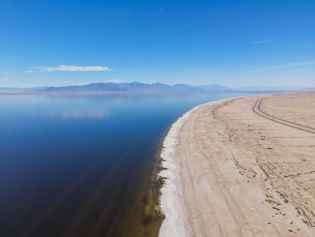 Luchtfoto van Bombay Beach en het landschap van de Salton Sea in Zuid-Californië in Californië