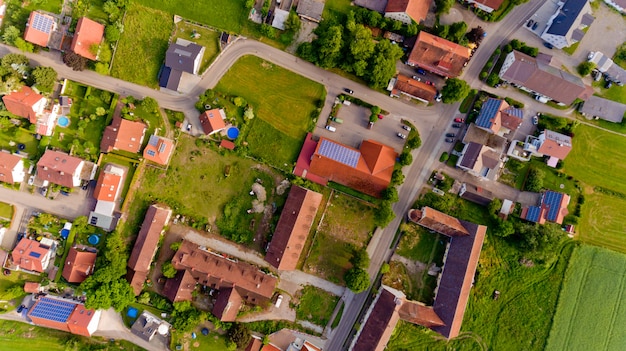 Luchtfoto van Boos dorp in Beieren. Duitsland. Bovenaanzicht.