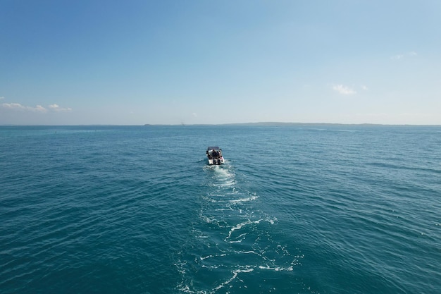 Luchtfoto van boot zeilen op de oceaan