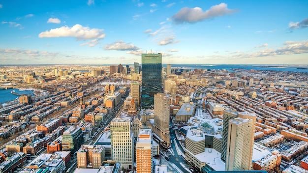 Luchtfoto van Boston in Massachusetts, VS bij zonsondergang in de winter