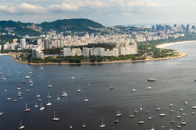 Luchtfoto van Botafogo en Flamengo inham en strand met zijn gebouwen boten en landschap Onmetelijkheid van de stad Rio de Janeiro Brazilië op de achtergrond