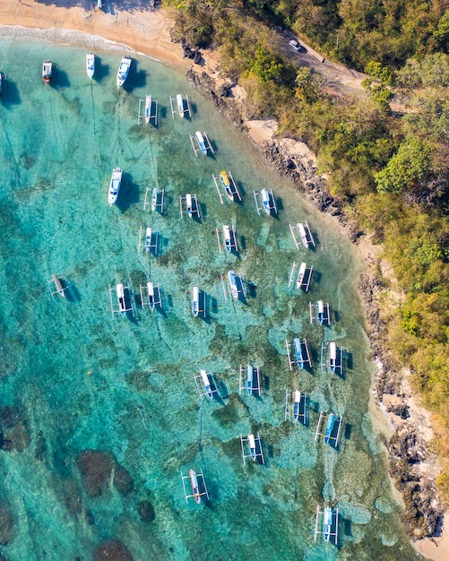 Foto luchtfoto van boten die in een baai in bali, indonesië, zijn aangemeerd