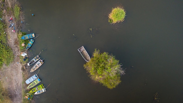 Luchtfoto van boten geparkeerd in de buurt van de pier aan het meer