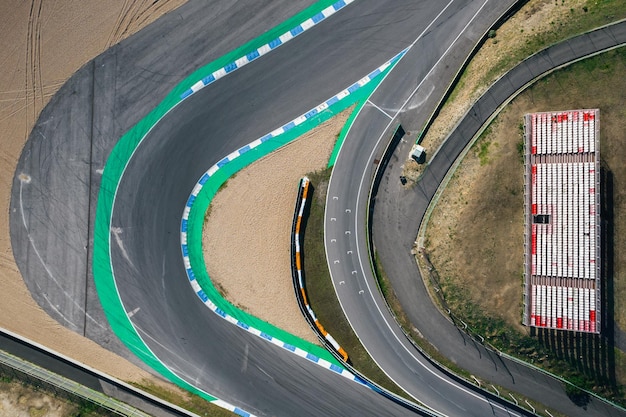 Luchtfoto van boven naar beneden drone-weergave van een racebaan met scherpe bochten en haarspelden