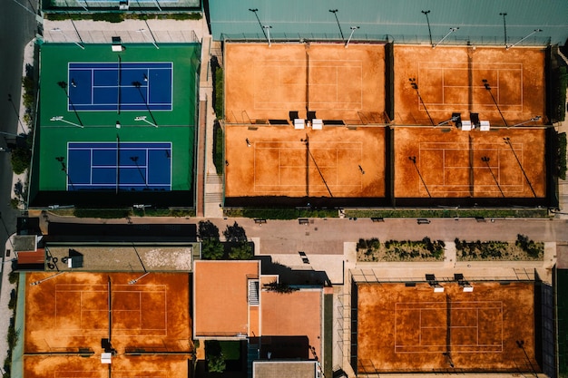 Luchtfoto van boven naar beneden drone-weergave van tennis- en padelbanen in een openbaar sportgebied