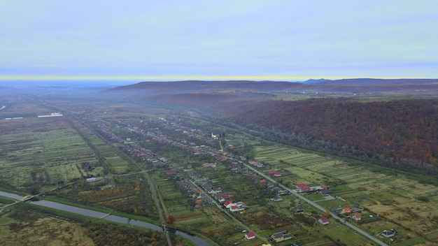 Luchtfoto van boven naar beneden uitzicht op grote hoogte vanuit de lucht van boven naar beneden uitzicht over het landschap van karpaty, oekraïne over subu