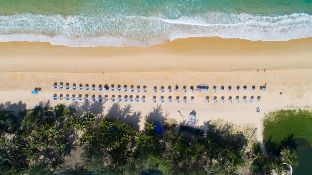 Luchtfoto van boven naar beneden van kokospalmen op het prachtige Karon-strand Phuket Thailand Geweldige zeestrandzand toeristische reisbestemming in de Andamanzee Prachtig eiland