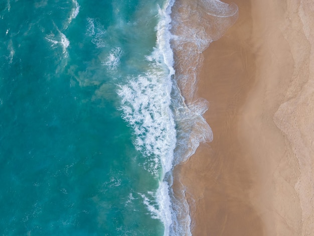 Luchtfoto van bovenaanzicht strand en kristalhelder zeewater op zandstrand in de zomer. Natuur, reisconcept