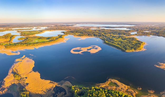 Luchtfoto van bovenaf Chajchyn eiland Nationaal Park Braslau Meren Wit-Rusland