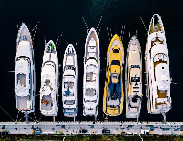 Luchtfoto van bovenaf op de luxe jachten in de jachthaven in Italië