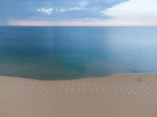 Luchtfoto van bovenaf prachtige luchtfoto van een leeg strand met parasols