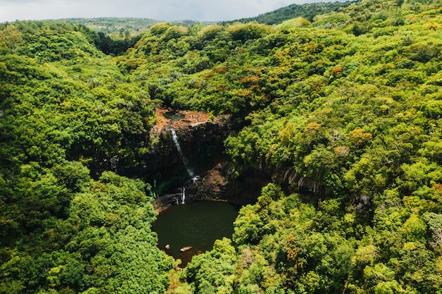 Luchtfoto van bovenaf van de tamarin-waterval zeven cascades in de tropische oerwouden van het eiland mauritius