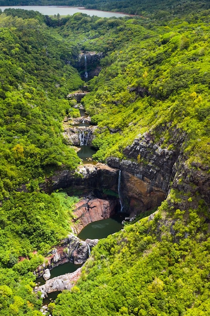 Luchtfoto van bovenaf van de Tamarin-waterval zeven watervallen in de tropische oerwouden van het eiland Mauritius.