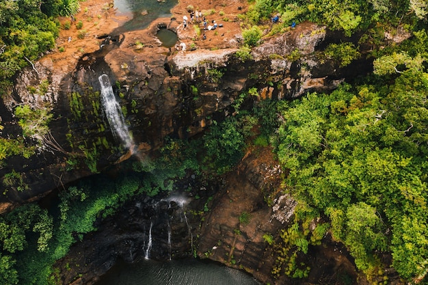 Luchtfoto van bovenaf van de Tamarin-waterval zeven watervallen in de tropische oerwouden