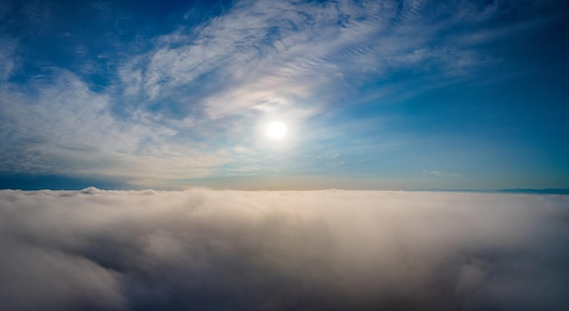 Luchtfoto van bovenaf van witte gezwollen wolken in heldere zonnige dag.