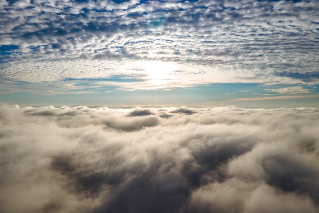 Luchtfoto van bovenaf van witte gezwollen wolken in heldere zonnige dag.