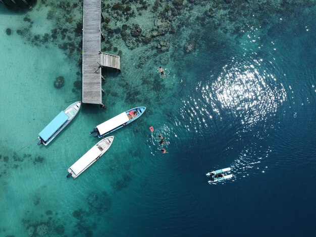 Foto luchtfoto van bright daytime overhead sea transportation in sawai saleman maluku indonesië