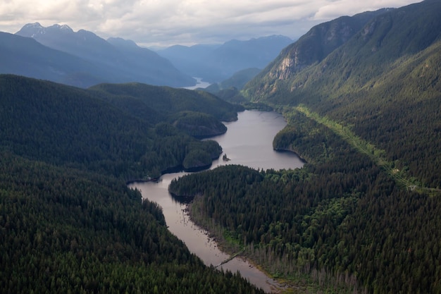 Luchtfoto van Buntzen Lake tijdens een bewolkte avond