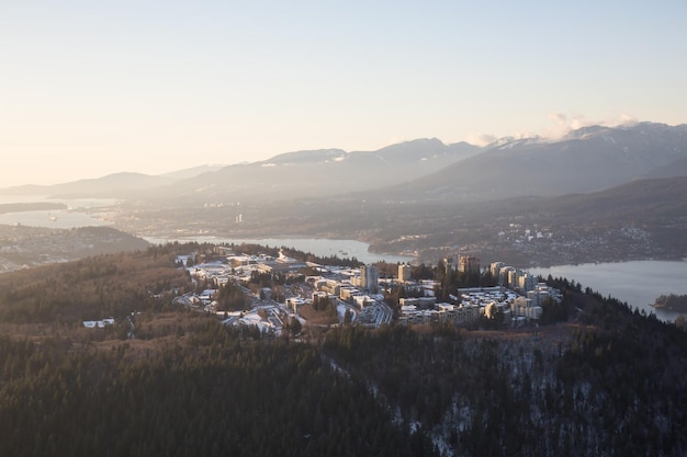 Luchtfoto van burnaby mountain tijdens een levendige zonsondergang